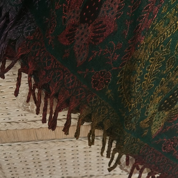 Paisley wool like poncho - Picture 3 of 4